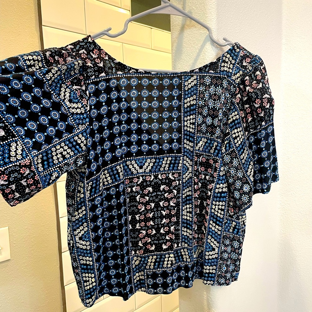 Super cute patch top with V back